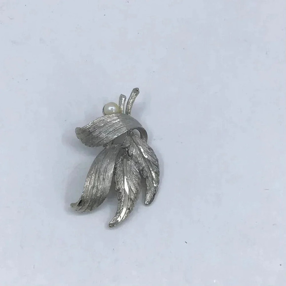 Vintage 1950s BSK Woolworth's Brooch Pin Silver Tone Leaves Feathers Faux Pearl - Picture 6 of 11